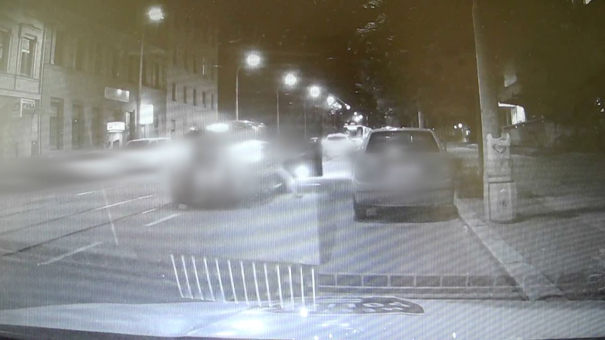 Žena utekla za jízdy z auta před zfetovaným řidičem. Incident v Brně natočila kamera strážníků